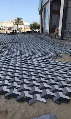 رصف إنترلوك متعرج داكن أثناء التركيب